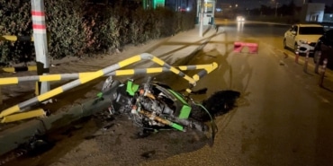 Bursa’da otomobilin çarptığı lüks motosiklet hurdaya döndü, sürücü yaralandı
