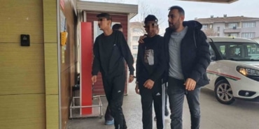 Çaldıkları eşyaları sokakta incelerken yakalandılar