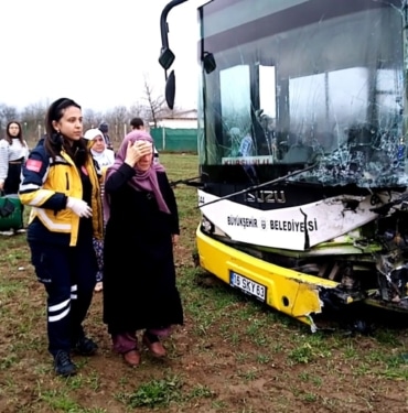 Halk otobüsüyle otomobil kafa kafaya çarpıştı: 8 yaralı