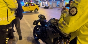 Hatalı dönüş kazaya yol açtı, taksinin çarptığı motosikletli yaralandı