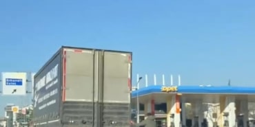 Kamyonun kasasına tutunarak bisikletiyle kilometrelerce ilerledi