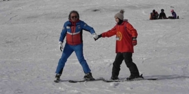 (Özel) Görme engelli gençler Uludağ’da kayak öğrendi