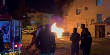 Park halindeki araç yanarak kullanılamaz hale geldi