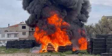 Plastik kasalar alev alev yandı