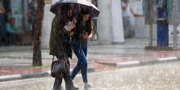 260 DERECE FIRININ BAŞINDA ORUÇ TUTUYORLAR KAHRAMANMARAŞ'TA 260 DERECE FIRININ BAŞINDA HEM ORUÇ TUTUYOR HEM DE RAMAZAN PİDESİ ÜRETİYORLAR