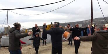 (ÖZEL) BURSA'DA MAHKEMENİN MERMER OCAĞI KARARINI DUYAN KÖYLÜLER DAVUL ZURNAYLA YÜRÜDÜ MAHKEME KARARINI DUYAN KÖYLÜLERDEN DAVULLU ZURNALI KUTLAMA FİROZ'DA KÖYLÜLER KAZANDI, BÖYLE KUTLAMA GÖRÜLMEDİ