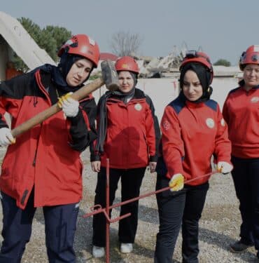 (ÖZEL) BU KADINLAR ÇOK FARKLI...HEM BELEDİYEDE ÇALIŞIYOR HEM HAYAT KURTARIYORLAR ÖZEL GÜNDE YAPILAN TATBİKATA SADECE KADINLAR KATILDI BURSA'NIN KADIN KURTARMA EKİPLERİ 6 ŞUBAT DEPREMİNDE ONLARCA KİŞİNİN KURTARILMASINDA ROL OYNADI