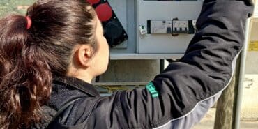 ELEKTRİĞE KADIN ELİ DEĞİYOR