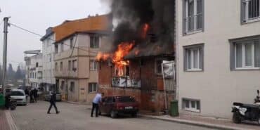 BURSA İNEGÖL'DE 2 KATLI BİNA ALEV ALEV YANDI