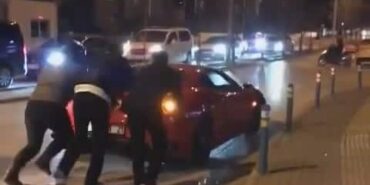 BURSA'DA FERRARİ YOLDA KALDI, GÖREN BİR DAHA BAKTI