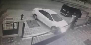 SİTENİN GİRİŞİNE ÇARPTI, BÖYLE KAÇTI SEYİR HALİNDEKİ SÜRÜCÜ, SİTENİN GİRİŞİNDEKİ KAPIYI GÖRMEYİNCE OLANLAR OLDU