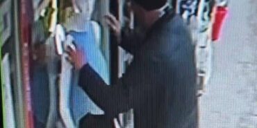 DAKİKALARCA SEVDİĞİ CANSIZ MANKENİ KUCAKLAYIP KAÇIRDI