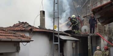 ARAÇLARIN GİREMEDİĞİ MAHALLEDE ÇIKAN YANGIN GÜÇLÜKLE SÖNDÜRÜLDÜ