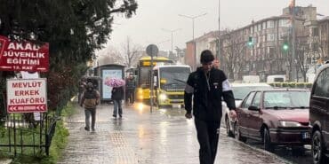 BURSA'DA ŞİDDETLİ YAĞMUR HAYATI OLUMSUZ ETKİLEDİ