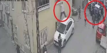 10 YAŞINDAKİ ÇOCUK OTOMOBİLİN ALTINDA KALDI: YARDIMINA KOŞMAK İÇİN CAMDAN ATLADI KAZA ANI VE CAMDAN ATLAYAN VATANDAŞIN O ANLARI KAMERADA