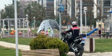 BURSA'DA "HUZURLU PARKLAR" UYGULAMASI PARK VE ÇEVRESİNDEKİ ŞÜPHELİ ŞAHIS VE ARAÇLAR TEKER TEKER SORGULANDI