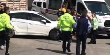 MİNİBÜS İLE OTOMOBİL ÇARPIŞTI: 1'İ BEBEK 4 YARALI