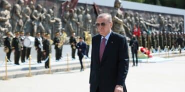 CUMHURBAŞKANI ERDOĞAN'DAN ÇANAKKALE'DE BİRLİK VE DAYANIŞMA MESAJI... CUMHURBAŞKANI ERDOĞAN: "ÜLKEMİZİN 10 YILDA MARUZ KALDIĞI HER HADİSENİN GERİSİNE BAKIP MASKELERİ KALDIRDIĞIMIZDA AYNI YÜZLERİ GÖRÜYORUZ" "TERÖR ÖRGÜTLERİNİ SINIRLARIMIZA YIĞIP BİZİ İSTİKLALİMİZLE SINAYANLAR BUNLARDI, EGEMENLİĞİMİZE GÖZ YUMAN DARBECİLERİ ÜZERİMİZE SALANLAR BUNLARDI" "HER BİRİ MİLLETİMİZİN ZENGİNLİĞİ OLAN FARKLILIKLARI FAY HATLARI HALİNE DÖNÜŞTÜRMEYE ÇALIŞANLAR VE KALKINMA HAMLEMİZİ BOŞA ÇIKARMAK İÇİN SABOTE EDENLER DE BUNLARDI" "ASIRLARCA YÜRÜTTÜKLERİ MADDİ VE MANEVİ YIKIM ÇABALARI SONUNDA TÜRK'ÜN FITRATININ DEĞİŞECEĞİNİ SANANLAR, RUHUN AYNI RUH OLDUĞUNU GÖRÜP ANLADILAR. "DÜN ÇANAKKALE'DE YAKILAN ATEŞ MİLLİ MÜCADELE VE CUMHURİYETİN İLANI İLE NETİCELENMİŞTİ. ŞİMDİ DE ESER VE HİZMETLERİMİZLE 2023 HEDEFLERİYLE TÜRKİYE YÜZYILI VİZYONUYLA YAKTIĞIMIZ ATEŞ İNŞALLAH ÜLKEMİZİ DÜNYADA HAK ETTİĞİ YERE ÇIKARMASIYLA GAYESİNE ULAŞACAKTIR"