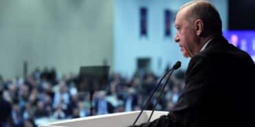 CUMHURBAŞKANI ERDOĞAN, RAMAZAN BAYRAM TATİLİNİN 9 GÜNE ÇIKARILDIĞINI AÇIKLADI CUMHURBAŞKANI RECEP TAYYİP ERDOĞAN: "MECLİSİN AÇILMASIYLA BİRLİKTE DOLMUŞ VE MİNİBÜS ESNAFIMIZIN PLAKALARINA DAİR MÜLKİYET SORUNLARIYLA İLGİLİ MAĞDURİYETLERİ İNŞALLAH GİDERECEĞİZ" "GÖREVİ YOL YAPARAK, ASFALT DÖKEREK, TÜNEL, KAVŞAK, ALT GEÇİT İNŞA EDEREK, METRO VE TRAMVAY HATLARI AÇARAK TRAFİĞİ HAFİFLETMEK OLANLARIN KENDİ BECERİKSİZLİKLERİNİN VEBA ŞOFÖRLERİMİZE YÜKLEMESİ İŞGÜZARLIKTIR"