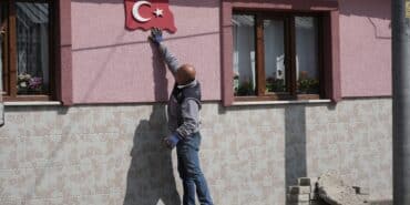 BÖYLE SEÇİM VAADİ GÖRÜLMEDİ...SEÇİLMEDEN İCRAATA BAŞLADI SEÇİM VAADİNİ YERİNE GETİRMEK İÇİN TÜM KÖYÜN EVLERİNİ RENGARENK BOYUYOR BODRUMLU GEMİ KAPTANI SENELER SONRA BURSA'DA DOĞUP BÜYÜDÜĞÜ KÖYÜNDE MUHTAR ADAYI OLDU, SEÇİM VAADİ OLARAK TÜM KÖYÜN EVLERİNİ BOYAMA SÖZÜ VERDİ