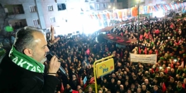 Başkan Aktaş, meşale ve havai fişeklerle karşılandı