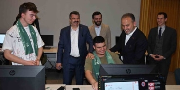 Başkan Aktaş, sahuru gençlerle kütüphanede yaptı