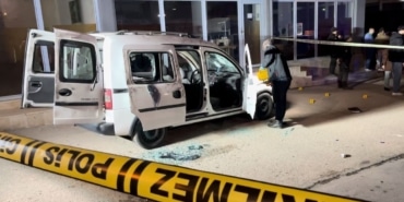 Bursa’da alacak verecek meselesinde silahlar konuştu: Kurşun yağdırılan otomobilden sağ çıktılar