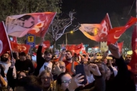 Bursa’da CHP’liler kutlamalara başladı