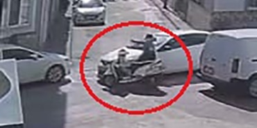 Bursa’da otomobil ile motosikletin çarpıştığı kaza kamerada