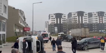 Bursa’da servis minibüsü ile otomobil çarpıştı: İşçilerin olmaması faciayı önledi