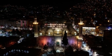 Bursa’daki tarihi Ulu Camii’ne “Dünyada bir yolcu gibi ol” mahyası asıldı