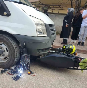 Ehliyetsiz motosiklet sürücüsü polisten kaçarken kaza yaptı: 2 yaralı