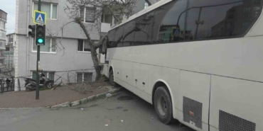Freni patlayan otobüs önce ağaca ve kamyonete, sonra evin duvarına çarptı