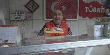 Her gün dükkana gelen köpeği besleyen esnaf yüzleri gülümsetti