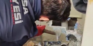 İtfaiye ekipleri sıkışan yavru kediyi böyle kurtardı