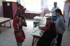 Karagöz kostümüyle oyunu kullandı