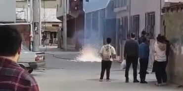 Kopan elektrik kablosundan çıkan kıvılcımlar korkuttu