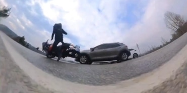 Motosiklet ile otomobilin kazası aksiyon kamerasında