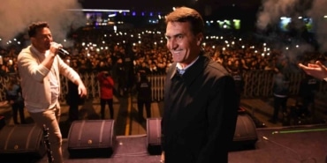 Sakiler en güzel şarkılarını Osmangazi Meydanı’nda söyledi