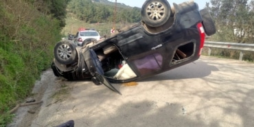 Takla atan araçtaki sürücüyü vatandaş kurtardı