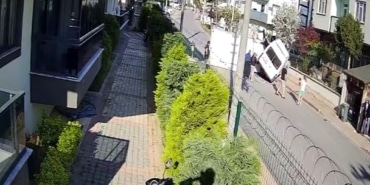 3 kişinin yaralandığı feci kaza saniye saniye kameraya yansıdı