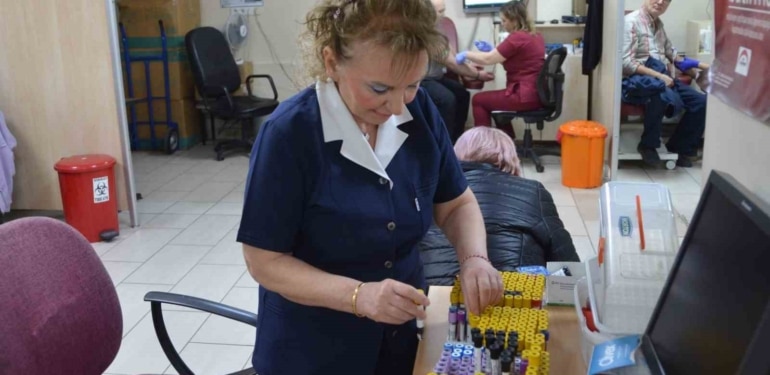45 yıldır aynı hastanede şifa dağıtan hemşire emeki oldu