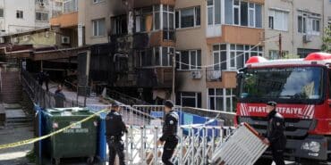 BEŞİKTAŞ'TA YANAN GECE KULÜBÜ GÜNÜN AYDINLANMASIYLA GÖRÜNTÜLENDİ