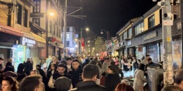 BURSA'DA ÇARŞILARDA BAYRAM YOĞUNLUĞU YAŞANDI KAPALI ÇARŞI ÇEVRESİNDEKİ KALABALIK HAVADAN GÖRÜNTÜLENİRKEN, ZABITA MEMURLARI İLE SEYYAR SATICILAR ARASINDA ARBEDE YAŞANDI