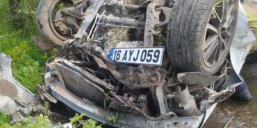 BURSA'DA OTOMOBİL DEVRİLDİ : 4 YARALI