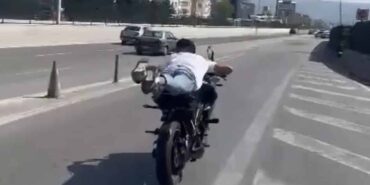 MOTOSİKLETİ YATARAK KULLANDI, CANINI HİÇE SAYDI