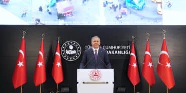 BAKAN YERLİKAYA: "1 MAYIS KUTLAMALARININ BİR EYLEM VE PROPAGANDA SAHASI HALİNE GETİRİLMESİNE ASLA MÜSAADE ETMEYECEĞİZ" İÇİŞLERİ BAKANI ALİ YERLİKAYA: "TAKSİM MEYDANI, 'TOPLANTI VE GÖSTERİ YÜRÜYÜŞLERİ KANUNU' KAPSAMINDA BELİRLENEN VE İLAN EDİLEN YER VE GÜZERGAHLAR ARASINDA DEĞİLDİR" "1 MAYIS'TA İSTANBUL GENELİNDE DE 264 NOKTADA TOPLAM 42 BİN 434 POLİSİMİZ GÖREV YAPACAKTIR" BAKAN YERLİKAYA, 1 MAYIS EMEK VE DAYANIŞMA GÜNÜ NEDENİYLE İSTANBUL'DA ALINACAK TEDBİRLERİ AÇIKLADI