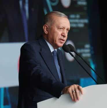 CUMHURBAŞKANI ERDOĞAN: "LAFA GELİNCE İŞÇİ HAKLARI KONUSUNDA MANGALDA KÜL BIRAKMAYANLARIN BU İŞ CİNAYETLERİNİN HİÇBİRİNDE SESİ SOLUĞU ÇIKMADI" CUMHURBAŞKANI RECEP TAYYİP ERDOĞAN: "YERLİ VE MİLLİ ÜRETİM OLAN EKSKAVATÖRLERİMİZ, ÖZELLİKLE SEL VE HEYELAN RİSKİ YÜKSEK BÖLGELERİMİZDE GÖREV YAPACAK" "COĞRAFYA KADERDİR SÖZÜNÜN NE DEMEK OLDUĞUNU BİZLER ÇOK İYİ BİLİYORUZ" "HER AY, 10-15 BİN KONUTUN TESLİMATINI YAPARAK YILSONUNA 200 BİN KONUTU TESLİMİ ETMEYİ HEDEFLİYORUZ" "KENTSEL DÖNÜŞÜM PROJELERİYLE ÜLKENİN DÖRT BİR YANINDA 3,3 MİLYON KONUTUN İNŞASINI TAMAMLADIK" "SADECE TAŞKINLARDAN DOLAYI OLUŞAN FATURA 4 MİLYAR DOLARI BULMAKTADIR"