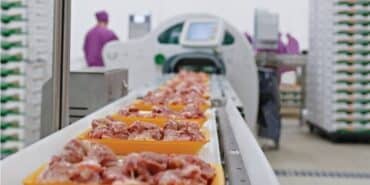 UZMANI KONUŞTU: "TAVUK FİYATLARINA YÜZDE 200 ZAM HABERLERİ ASILSIZ" HASTAVUK YÖNETİM KURULU VE HAYVANSAL MAMULLER İHRACATÇILAR BİRLİĞİ YÖNETİM KURULU BAŞKANI MÜJDAT SEZER: "İHRACATI YASAKLARSANIZ, TÜRKİYE GÜVENİLİR İHRACATÇI OLMAKTAN ÇIKAR" "İHRACAT YAPILMAZSA, BREZİLYA GELİR O BOŞLUĞU DOLDURUR" "TAVUK FİYATLARINA YÜZDE 200 ZAM HABERLERİ ASILSIZDIR, TAVUK FİYATLARI BİR YILDA YÜZDE 74,4 ARTTI"