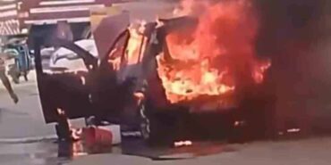 Bursa’da park halindeki otomobil alev alev yandı